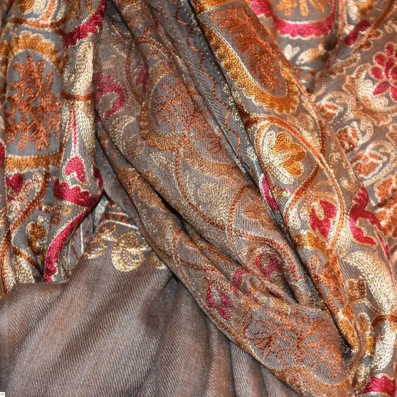 Šála exclusive vyšívaná 28