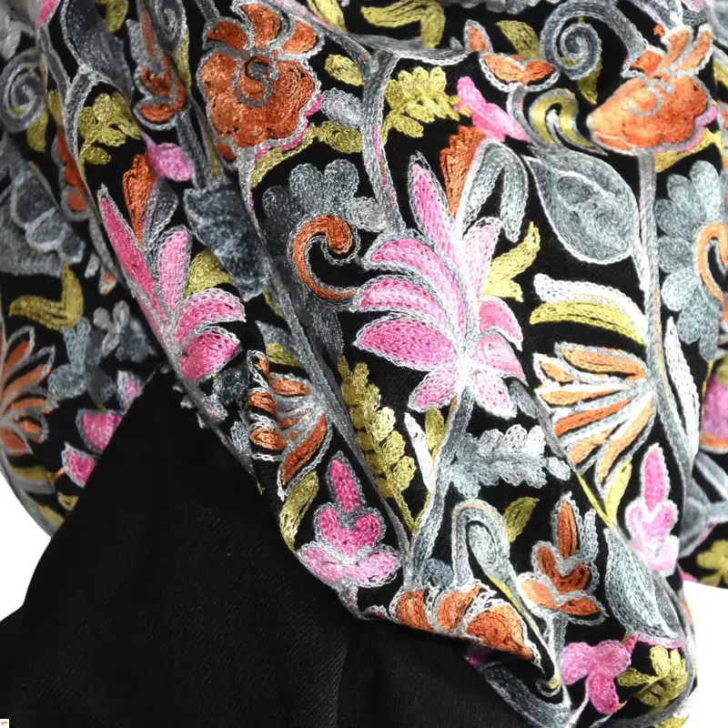 Šála exclusive vyšívaná 37